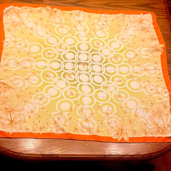 Versace Scarf 33’x33’x33’x33’ - Picture 7 of 16